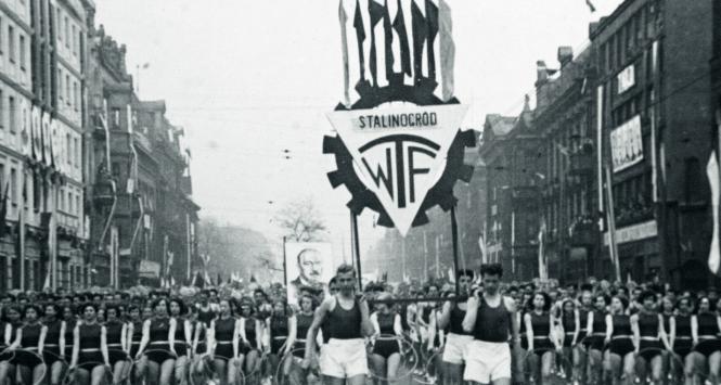 Pochód na ulicach miasta, które przez chwilę miało wybór: nazywać się Stalinogród czy Stalinowice?