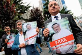 Protest w sprawie dziennikarza Dżamala Chaszogiego pod konsulatem Arabii Saudyjskiej w Stambule, październik 2018 r.