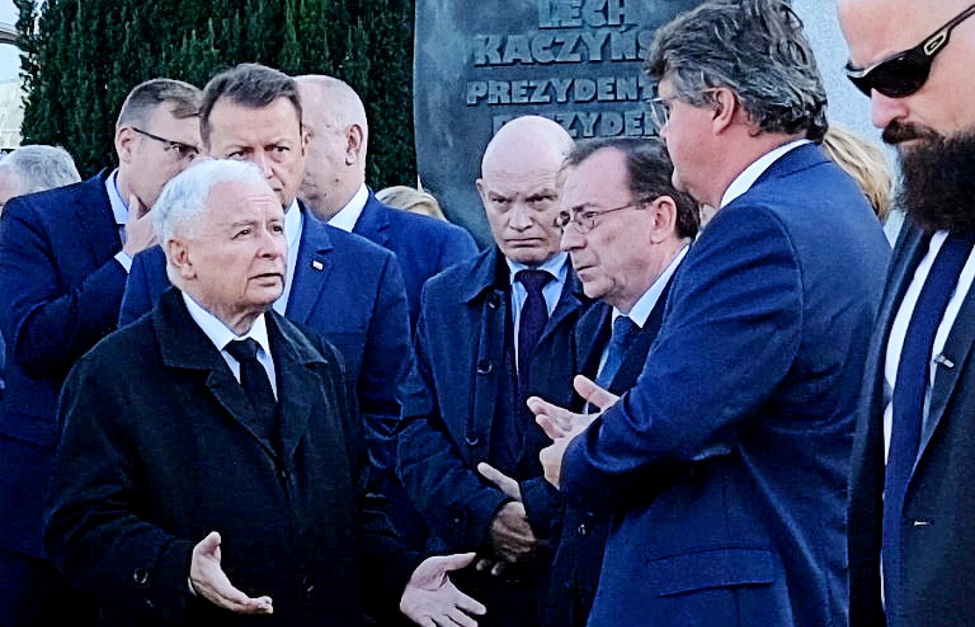 Jarosław Kaczyński rozmawia z Mariuszem Kamińskim i Maciejem Wąsikiem podczas miesięcznicy smoleńskiej.