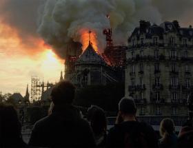 Płonąca katedra Notre-Dame w Paryżu, 15 kwietnia 2019 r.