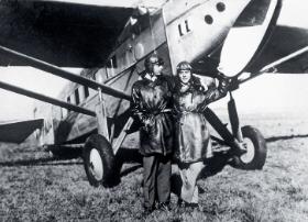 Lotnicy Antoine de Saint-Exupéry (z lewej) i Henri Guillaumet przy samolocie pocztowych linii Aéropostale, prawdopodobnie 1929 r.