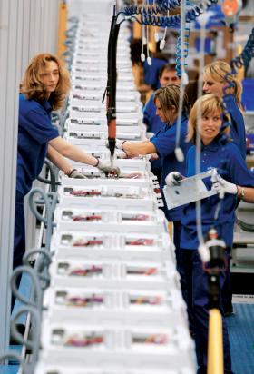Fabryka pralek Electrolux w Oławie. Kobiety stają się coraz bardziej cenionymi pracowniczkami przy montażu.