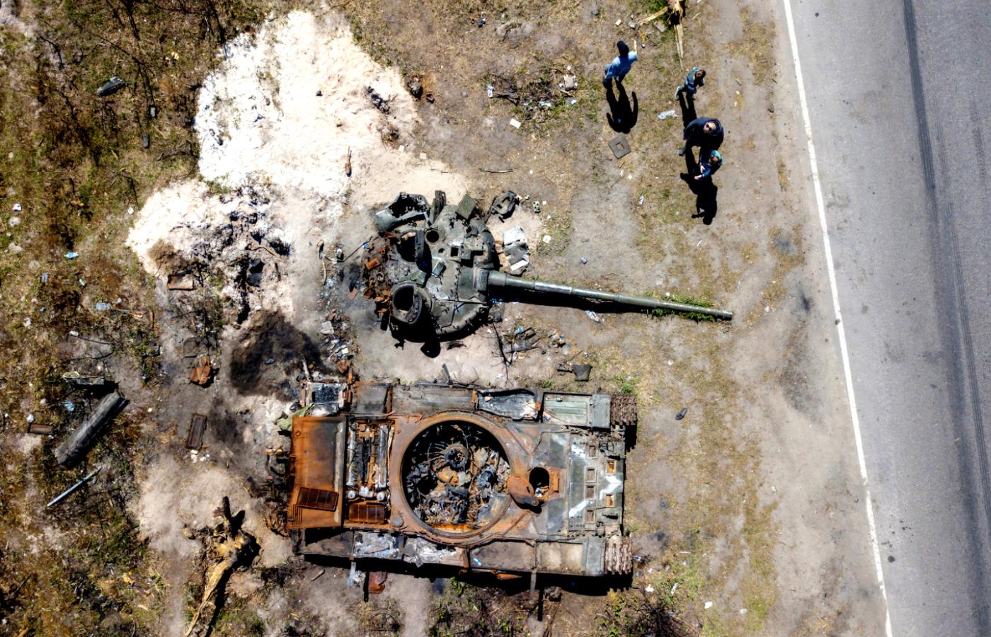 Rosyjski czołg zniszczony pod Irpieniem, zdjęcie z drona, 6 maja 2022 r.