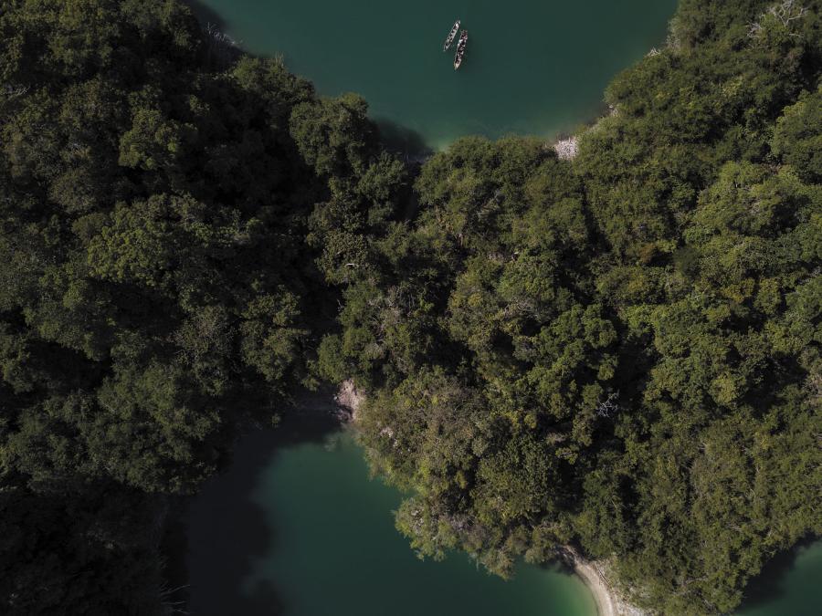 Na święty teren jeziora Mensabak składają się dziesiątki ważnych dla życia duchowego Lakandonów miejsc. Jednym z najważniejszych jest wapienny klif, który jest uważany z jednej strony – za siedzibę Mensabaka, boga deszczu i rolnictwa, a z drugiej – za wrota do nieba, gdzie Lakandonowie trafiają po śmierci.