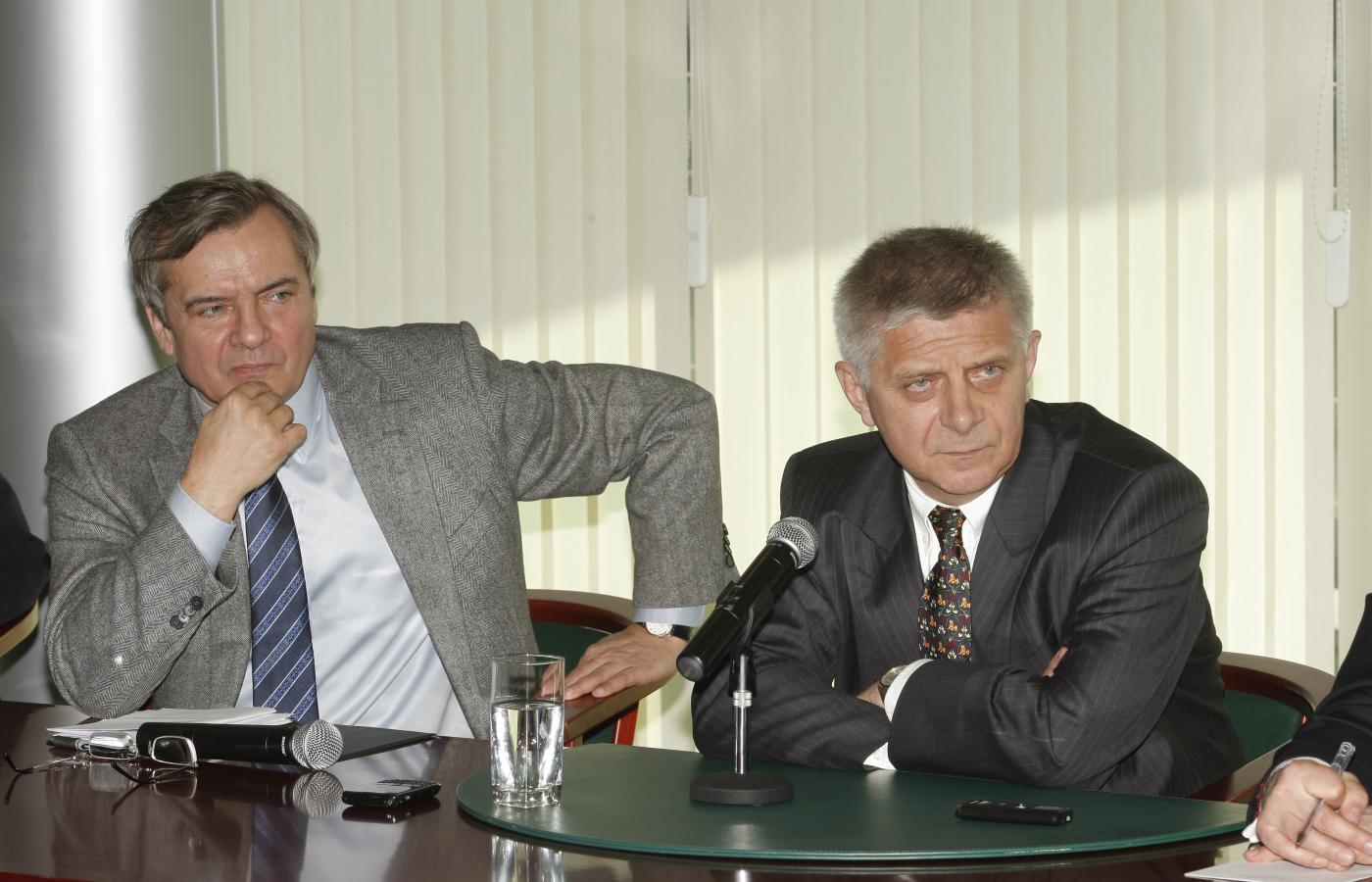 Prezes NBP prof. Marek Belka (z prawej) i redaktor naczelny POLITYKI Jerzy Baczyński (z lewej) słuchają pytań zadawanych z sali.