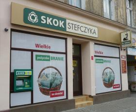 SKOK na kasę i SenatZbudowany przez Grzegorza Biereckiego układ finansowo-polityczno-medialny, w którego centrum jest system SKOK, zaczął się chwiać. Choć politycy PiS bardzo się starali, by kasy SKOK nie zostały objęte nadzorem KNF, to ostatecznie polegli. Wydawało się, że poległ też Bierecki. Pismo szefa KNF do najważniejszych osób w państwie i szefów służb, z informacją o tym, że pieniądze SKOK znalazły się na prywatnych kontach braci Biereckich, wywołało popłoch w partii. Dzielnym obrońcą SKOK okazał się też (wówczas kandydat na prezydenta) Andrzej Duda. To on jako prawnik prezydenta Lecha Kaczyńskiego walczył przed Trybunałem Konstytucyjnym, by SKOK żadną kontrolą państwa nie obejmować. Na poczet finansowych strat ludzi, którzy trzymali swoje oszczędności w kasach bankrutach, z Bankowego Funduszu Gwarancyjnego wydano bagatela 3,2 mld zł publicznych środków (czyli ok. 80 zł na głowę statystycznego Polaka). Zrobiło się nerwowo, co w kampanii nie jest mile widziane, więc PiS pożegnało się z Biereckim, choć tylko formalnie. Prezes Kaczyński udzielił mu cichego poparcia w wyborach do Senatu (nie wystawiając mu kontrkandydata). I tak szef całego projektu SKOK został senatorem, a za to, że dzielnie stawał, prezes posadził go w fotelu szefa senackiej komisji finansów. W ubiegłym tygodniu do Spółdzielczego Instytutu Naukowego w Sopocie, którego prezesem jest senator Bierecki, weszli agenci ABW, by przejąć dokumenty finansowo-księgowe w związku z transferami pieniędzy na rzecz tego instytutu.