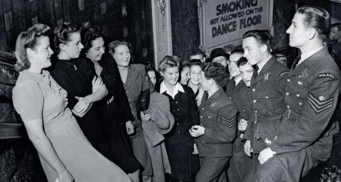 Polscy żołnierze czekają z dziewczętami na rozpoczęcie balu w Blackpool, 1943 r.