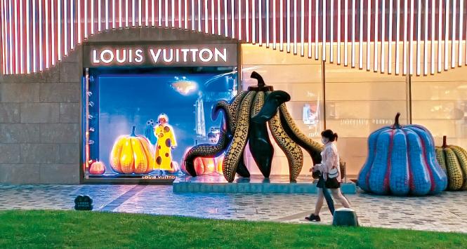 Yayoi Kusama swoje kultowe kropki sprzedała torebkom Louis Vuitton.