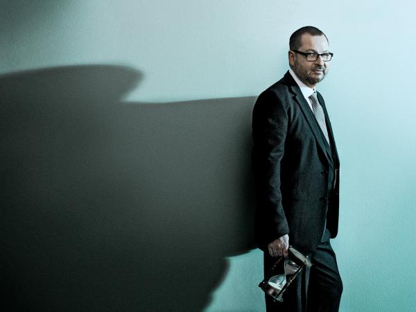 Lars von Trier (ur. w 1956 r.) – jeden z najbardziej utalentowanych i niepokornych reżyserów europejskich. Jest znany z ekscentrycznego zachowania i nieobliczalnych pomysłów