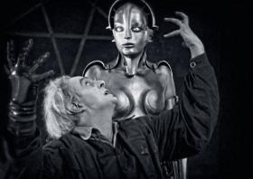 „Metropolis” Fritza Langa – jedna z największych kinowych superprodukcji okresu międzywojennego, a zarazem wizjonerski obraz kreacji nowego człowieka i zastępowania żywej osoby podszywającym się pod nią robotem.