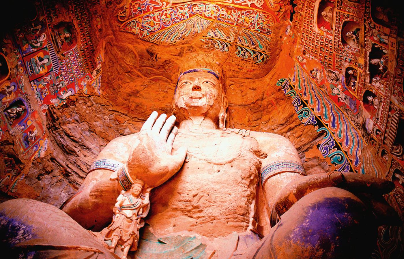 Najstarszy znany posąg kamienny Buddy, groty Yungang. Rzeźbę datuje się na lata panowania dynastii Wei (460–494).