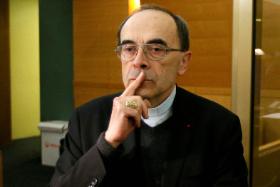 Kardynał Philippe Barbarin podczas procesu