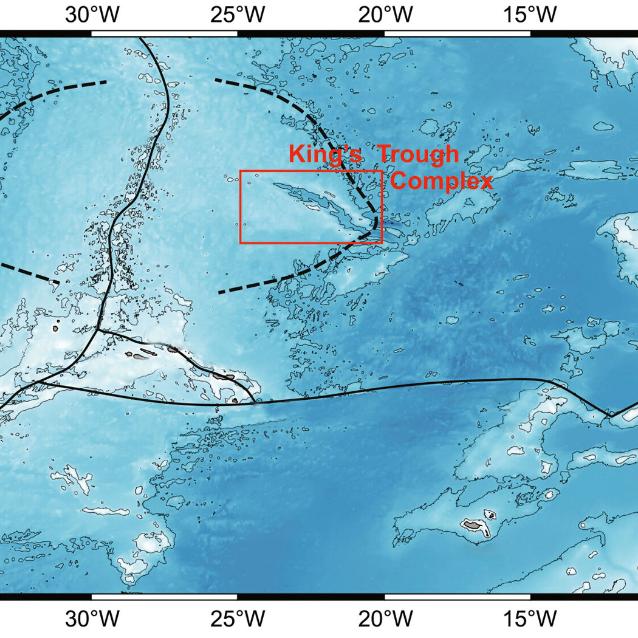 Mapa dna północnego Atlantyku na zachód od Półwyspu Iberyjskiego. Czerwona ramka wskazuje lokalizację kanionu King’s Trough Complex.