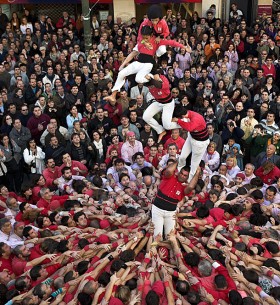 Upadek  6-piętrowego filaru wzniesionego przez Castellers  de Barcelona. Ośmioletni Arnau Leixà spada  z wysokości około  7 metrów. Przestraszony tym upadkiem chłopiec nie będzie chciał wspiąć się  na kolejną wieżę. Tarrassa, 16.11.2009