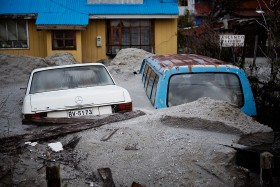 Wszędzie zalegają porzucone naprędce samochody. Chociaż wyglądają na wraki, to te, które zdołano wydobyć, po przeczyszczeniu były na chodzie.