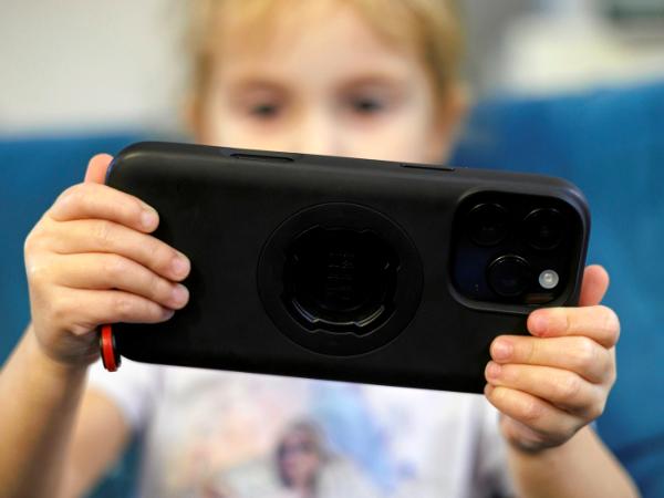 Dziecko oglądające bajki w telefonie.