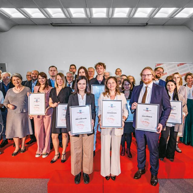 Laureaci, finaliści, jurorzy, fundatorzy i organizatorzy 24. Nagród Naukowych. W pierwszym rzędzie: Ewa Wilk, dr Irena Eris, dr Ewa Górska, dr inż. Anna Jarząb, dr Kamila Łabno-Hajduk, dr inż. Daria Hemmerling, dr hab. Jacek Lewkowicz, dr Klaudia Kaniewska i dr Ireneusz Stolarek.