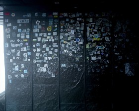 Tu byłem – przez całe lata Śnieżka zarosła pamiątkami, zostawianymi tutaj przez szkolne wycieczki i turystów z całej Polski.