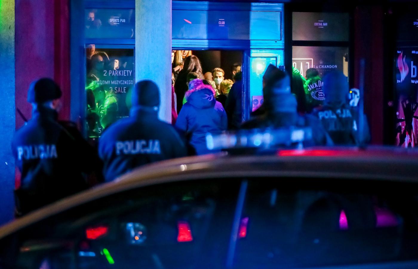 Policjanci pod otwartym klubem nocnym w Rybniku
