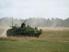 W końcowej fazie dla „wyczyszczenia terenu” z wroga wkroczyła do walki amerykańska piechota zmotoryzowana na transporterach Stryker. Takie oddziały tworzą trzon oddziału NATO stacjonującego w Orzyszu.