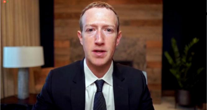 Załozyciel Facebooka Mark Zuckerberg podczas marcowego przesłuchania w Kongresie.