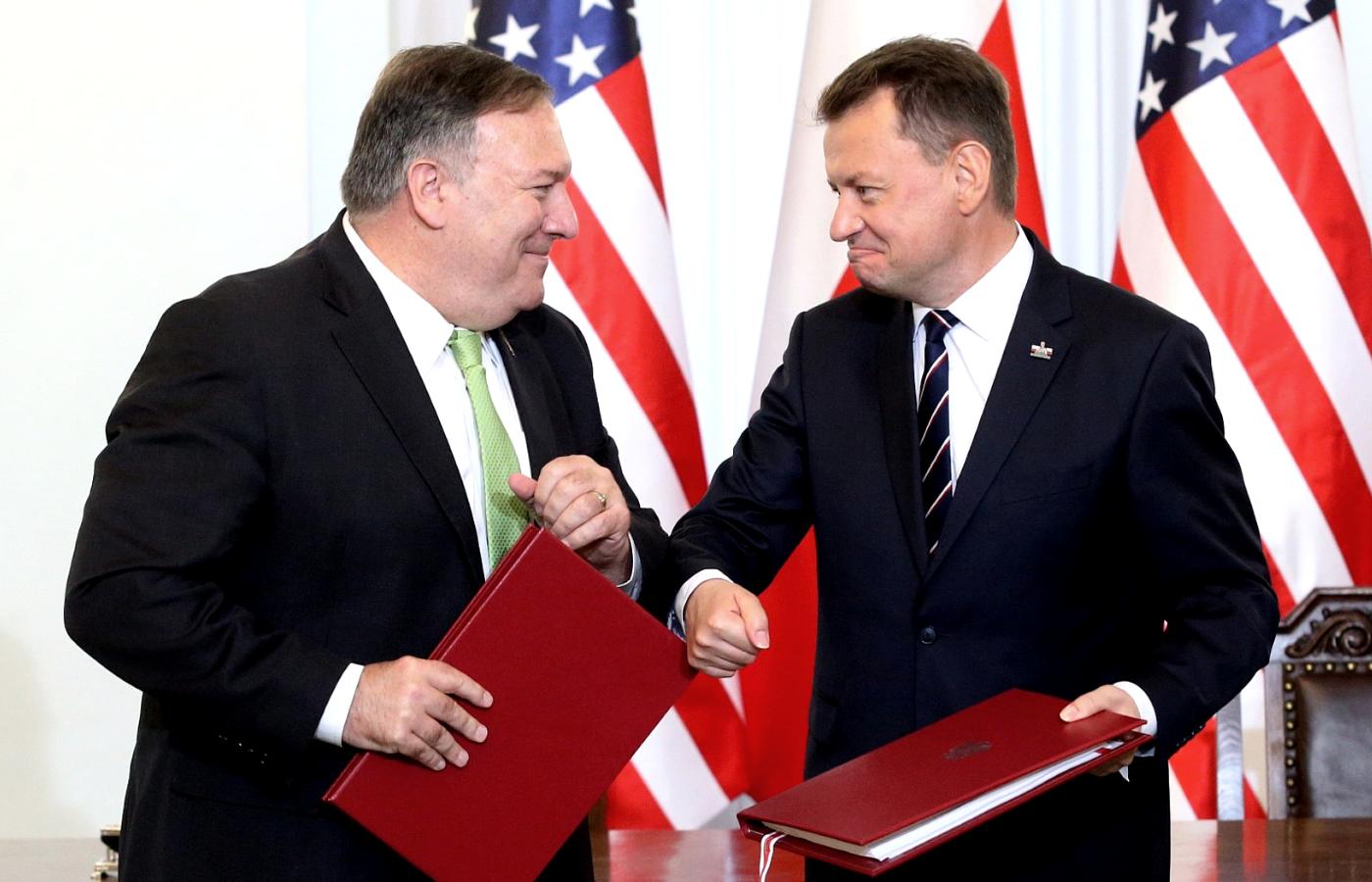Sekretarz stanu USA Mike Pompeo i szef MON Mariusz Błaszczak po podpisaniu porozumienia wojskowego
