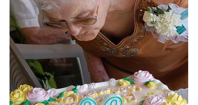 Według niemieckich gerontologów, granicę biologiczną stanowi przekroczenie 85 roku życia
