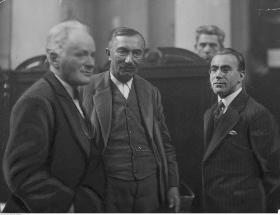 Warszawa, 26 października 1931 – 13 stycznia 1932. Oskarżony Herman Lieberman w towarzystwie sekretarki przybywa na rozprawę podczas procesu brzeskiego.