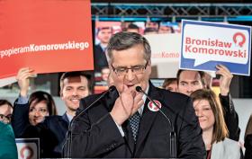 Komorowski chciał być „kandydatem obywatelskim”, obrońcą dorobku i prestiżu państwa, stabilizatorem, takim dobrym wujkiem demokracji – dla wszystkich. To wyraźnie nie wypaliło.