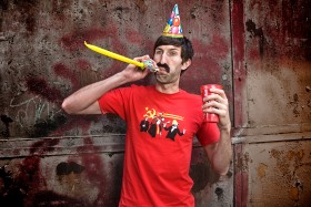 „Communist Party” zaprojektowane przez Toma Burnsa, współpracującego od 2005 roku z portalem threadless.com. „Komunistyczny wzór” dostępny jest m.in. jako T-shirt (za 20 $), bluza na suwak, pudełko na iPhone.