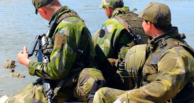 Defender Europe 2022. Szwedzcy żołnierze oczekują na przypłynięcie promu z czołgiem.