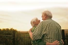 Dla starych mężów utrata żony amputuje cały ich świat. W nowym, bez niej, najczęściej już nie potrafią się odnaleźć.