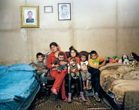 Arewik Matosian z sześciorgiem z siedmiorga swoich dzieci. To klasyczna tutejsza rodzina. Większość mężczyzn pracuje w Rosji.
