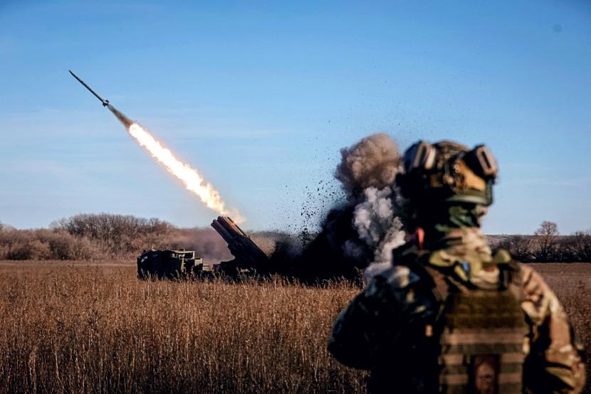 Ukraińscy żołnierze odpalają rakietę systemu Uragan.