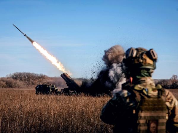 Ukraińscy żołnierze odpalają rakietę systemu Uragan.