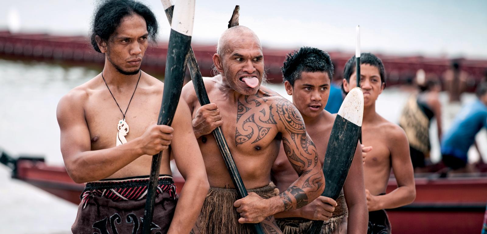 Dla Maorysów rdzenna wiedza to element kultywowanej tradycji. Jak eksponowanie języka, by podkreślić waleczność.
