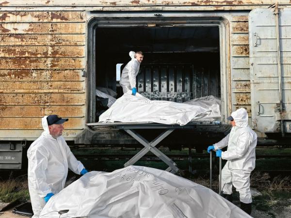 Każde ciało dostaje biały foliowy worek i własny numer. Ten numer jest tymczasowym nazwiskiem, dopóki nie przywróci mu się prawdziwego.