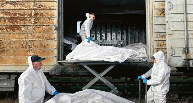 Każde ciało dostaje biały foliowy worek i własny numer. Ten numer jest tymczasowym nazwiskiem, dopóki nie przywróci mu się prawdziwego.