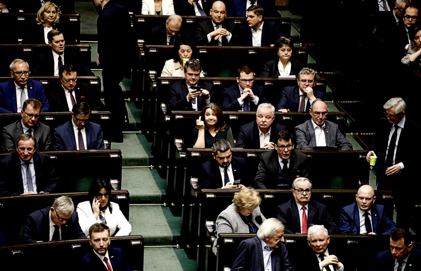 Po wygranym głosowaniu posłanka Joanna Lichocka pokazuje trzeci palec posłom opozycji.