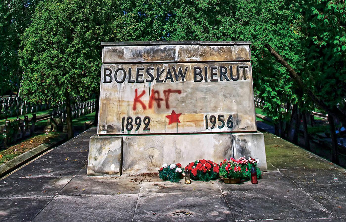 Sprofanowany sarkofag Bieruta na warszawskich Powązkach