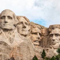 Podobizny George’a Washingtona (symbol narodzin USA), Thomasa Jeffersona (ekspansja terytorialna), Theodore’a Roosevelta (rozwój) i Abrahama Lincolna (jedność) wykute pod kierunkiem Gutzona Borgluma w górze Rushmore w Dakocie Południowej w latach 1927–41.