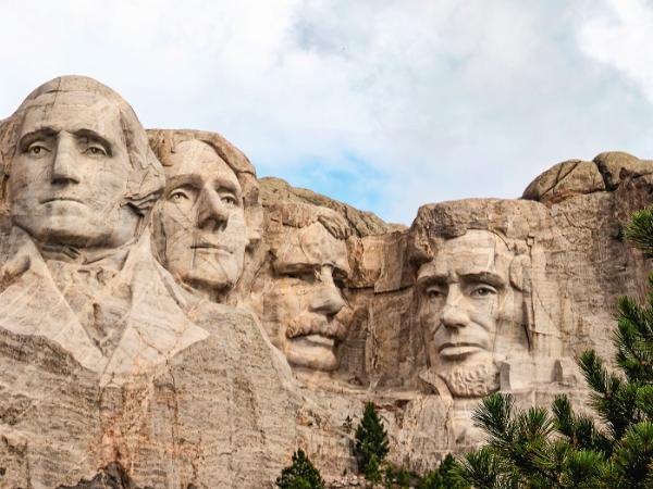 Podobizny George’a Washingtona (symbol narodzin USA), Thomasa Jeffersona (ekspansja terytorialna), Theodore’a Roosevelta (rozwój) i Abrahama Lincolna (jedność) wykute pod kierunkiem Gutzona Borgluma w górze Rushmore w Dakocie Południowej w latach 1927–41.