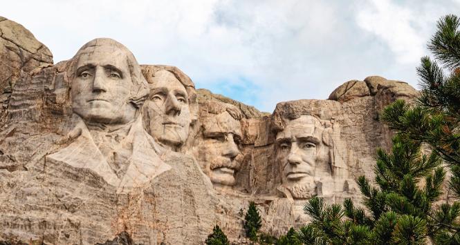 Podobizny George’a Washingtona (symbol narodzin USA), Thomasa Jeffersona (ekspansja terytorialna), Theodore’a Roosevelta (rozwój) i Abrahama Lincolna (jedność) wykute pod kierunkiem Gutzona Borgluma w górze Rushmore w Dakocie Południowej w latach 1927–41.