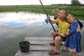 Mariola ma szczęście – mówię Pawłowi – że spotkała na drodze życia takiego człowieka, tylko jej zazdrościć. A on, że to on, Paweł, ma szczęście, że spotkał taką kobietę.