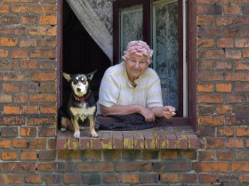 Zofia Michałowska, pracowała w Zakładach Lniarskich w roszarni i na przewijakach. Z powodów zdrowotnych przeszła na rentę. Pani Zofia ze swoją suczką Misią obserwuje życie na ul. Wyszyńskiego.