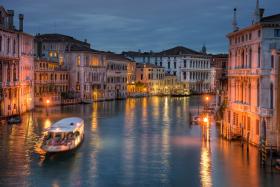 Wenecja, Włochy. Perła europejskiej architektury i jeden z najczęstszych celów wycieczek dla zakochanych par. Zmiany klimatyczne powodują coraz większe powodzie, które niszczą budynki. Ze względu na podnoszący się poziom mórz miasto może zostać całkowicie zalane.