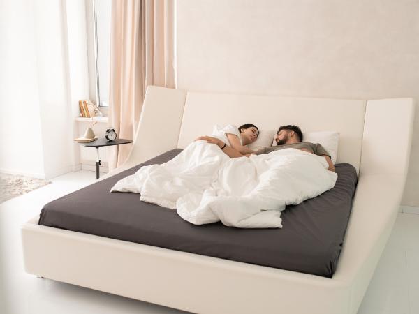 Sen na nowoczesnym materacu SleepMed dla pary