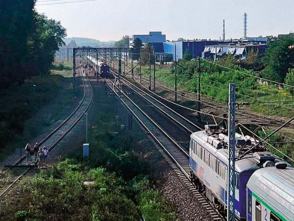 W Trzebini dwa pociągi pasażerskie pędziły na „czołówkę”. Jeden z maszynistów przejechał czerwone światło. Hamowanie awaryjne zatrzymało oba pociągi w odległości około stu metrów. Podróżowało nimi 900 pasażerów.