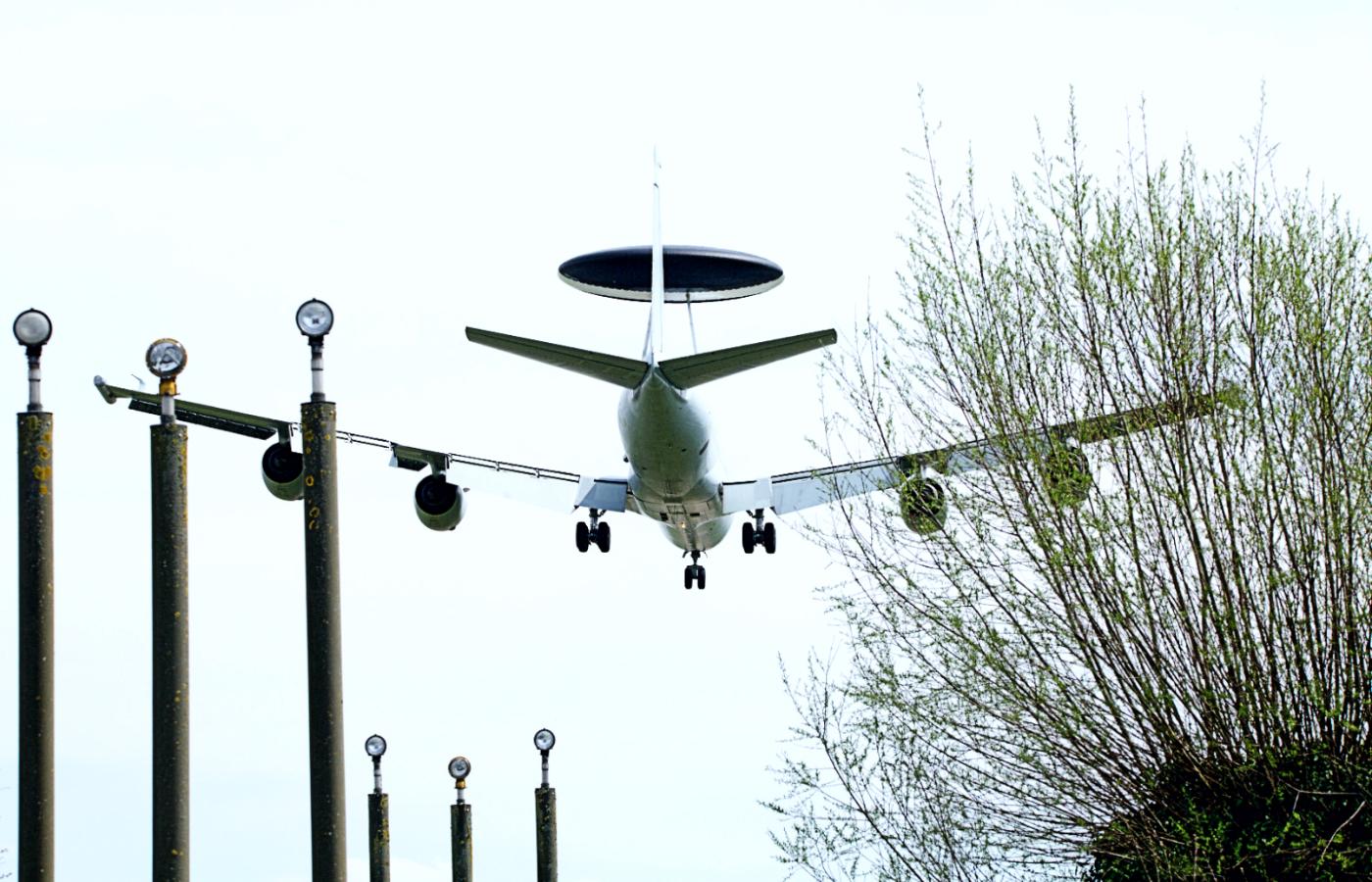 E-3 AWACS to amerykański samolot opracowany w latach 70., wprowadzony do użycia w latach 80. i od tamtej pory wielokrotnie modernizowany. Ma tę zaletę, że w przeciwieństwie do radarów umieszczonych na ziemi widzi z daleka samoloty, śmigłowce i drony na wszystkich, w tym skrajnie małych wysokościach.