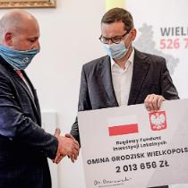 Lipiec 2020 r., Grodzisk Wielkopolski. Mateusz Morawiecki wręcza promesy dotacji wielkopolskim samorządowcom podczas kampanii Andrzeja Dudy.